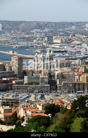 Blick vom Hügel der Kirche Notre-Dame De La Garde, Cathédrale De La Major, Kathedrale von Marseille, Marseille, Département Stockfoto