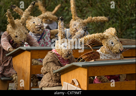 Lebensgroße Stroh Puppen, Osterhasen als Schüler in einer Schule der Hase zu Ostern, Niederneuching-Ottenhofen, Oberbayern Stockfoto