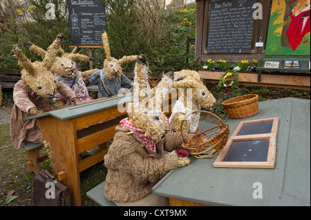 Lebensgroße Stroh Puppen, Osterhasen als Schüler in einer Schule der Hase zu Ostern, Niederneuching-Ottenhofen, Oberbayern Stockfoto