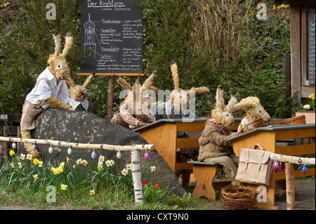 Lebensgroße Stroh Puppen, Osterhasen als Schüler in einer Schule der Hase zu Ostern, Niederneuching-Ottenhofen, Oberbayern Stockfoto