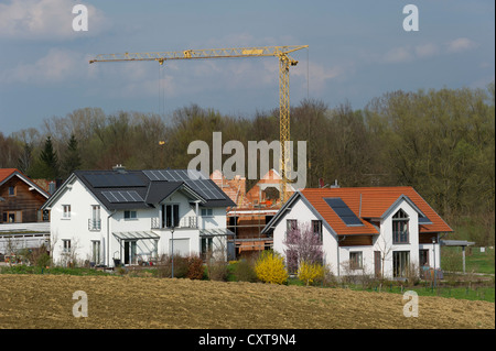Einfamilienhäuser und Doppelhäuser in einem Neubaugebiet, Oberneuching Ottenhofen, Bayern, Oberbayern Stockfoto