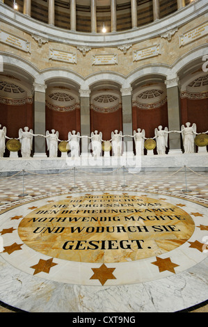Innenansicht der Sinnspruch, Befreiung Hall, erbaut von Friedrich von Gärtner und Leo von Klenze, mit Marmorstatuen von Stockfoto