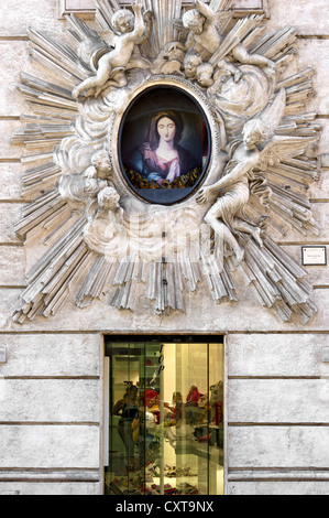 Bild der Maria, Madonna della Pietà, Stuck-Relief, Aureola mit Engeln, 18. Jahrhundert, auf der Fassade über ein Einkaufszentrum, Rom Stockfoto