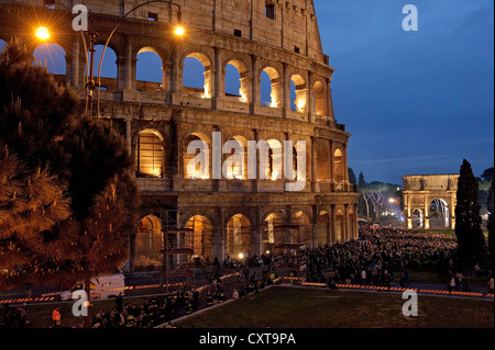 Massen zwischen dem Colosseum und der Triumphbogen des Konstantin während dem Pontifikalamt am Karfreitag, Ostern Stockfoto