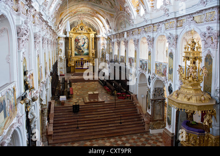 Kirchenschiff der Kathedrale St. Maria und St. Corbinian mit einem barocken Gemälde der apokalyptischen Frau von Paul Rubens als Kopie von Stockfoto