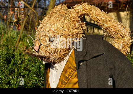 Lebensgroße Strohpuppe, Osterhasen verkleidet als Mann, Oberneuching, Ottenhofen bei Erding, Bayern, Oberbayern, PublicGround Stockfoto