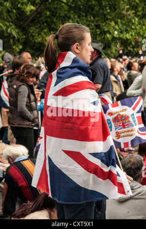 Frau im Union Jack Flagge drapiert Königin Jubilee, London Stockfoto