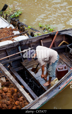 Mann auf einem Boot in Banjarmasin, Indonesien Stockfoto