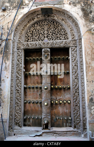 Alte verzierte arabische Tür in Stone Town Sansibar Tansania Stockfoto