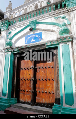 Alte verzierte arabische Tür in Stone Town Sansibar Tansania Stockfoto