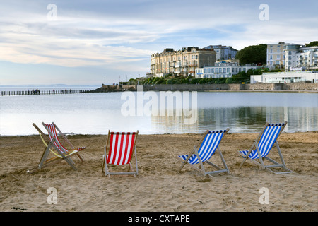 Fünf Liegestühle am Strand und Meer, England, UK Weston-Super-Mare Stockfoto