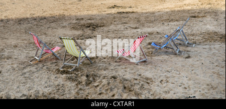 Fünf Liegestühle am Strand von Weston Super Mare, England, UK Stockfoto