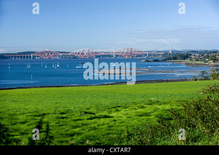 Die Forth Rail und Straßenbrücke von Dalgety Bay, Fife gesehen. Stockfoto