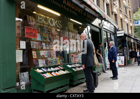 Menschen Surfen im Fenster "Jede Menge der Bücher" in der Charing Cross Road im Zentrum von London. Stockfoto