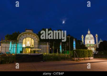 Karlsplatz Stadbahn entworfen von Otto Wagner, mit Karlskirche, Karlsplatz, Wien, Austria, Europe Stockfoto