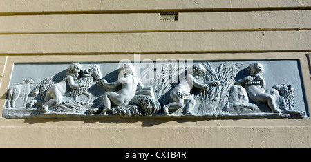 Ein 18. Jahrhundert Coade Stone Fries an der Wand der norwegischen Botschaft am Belgrave Square in London. Stockfoto