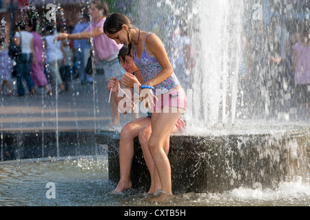 Menschen spielen in den Brunnen, L'viv Altstadt, Ukraine Stockfoto