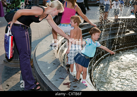 Menschen spielen in den Brunnen, L'viv Altstadt, Ukraine Stockfoto