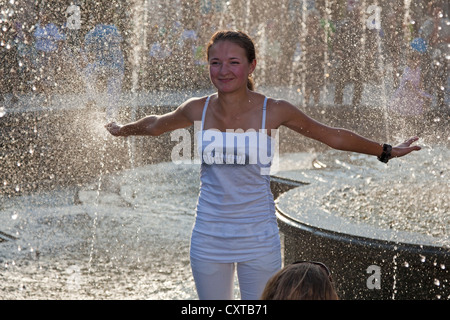 Menschen spielen in den Brunnen, L'viv Altstadt, Ukraine Stockfoto