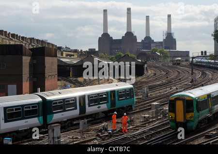 Züge, die Annäherung an London Victoria Station aus Süd-London. Stockfoto