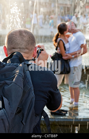 Fotograf, der das Paar in der Altstadt von L'viv, Ukraine, küsst Stockfoto