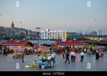 Ägypten, Istanbul, Eminönü, Platz eine der Galatabrücke Mit Den Berühmten Balik Ekmek, Ein Fischbrötchen Mit Salat. Stockfoto