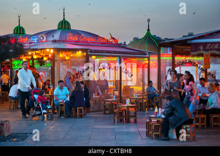 Ägypten, Istanbul, Eminönü, Platz eine der Galatabrücke Mit Den Berühmten Balik Ekmek, Ein Fischbrötchen Mit Salat. Stockfoto
