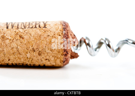 Nahaufnahme von Flaschenöffner und Korken der Weinflasche auf weiß Stockfoto