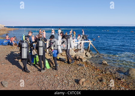 Taucher, die Eingabe des Tauchplatzes Blue Hole in Dahab, Sinai, Ägypten Stockfoto