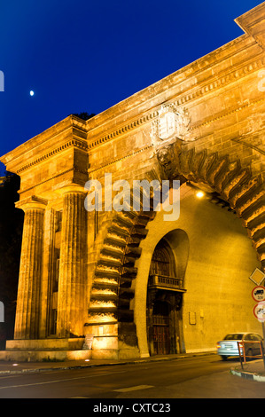 Entree zum Adam Clark Tunnel, Budapest, in der Nacht Stockfoto