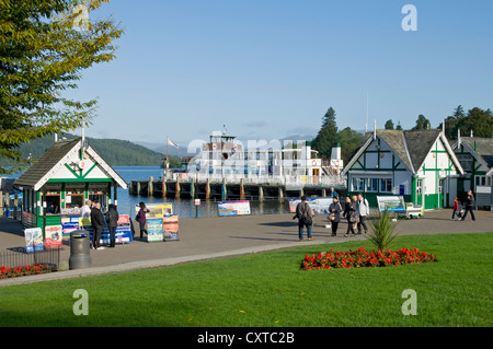 Menschen Touristen Besucher zu Fuß entlang der Promenade im Sommer Bowness Zu Windermere Cumbria England Vereinigtes Königreich GB Großbritannien Stockfoto