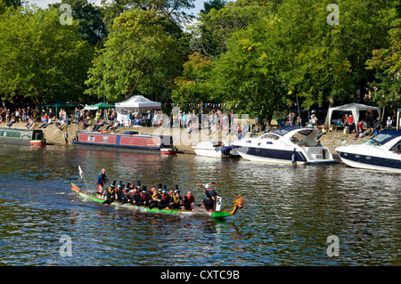 Boot Teilnahme an der Dragon Boat Racing Race Challenge Am Fluss Ouse im Sommer York North Yorkshire England Großbritannien Vereinigtes Königreich GB Großbritannien Stockfoto