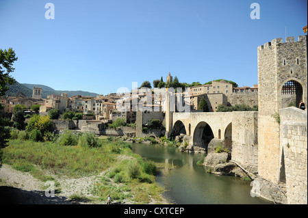 Mittelalterliche Stadt von Besalú, Katalonien, Spanien, befestigte Brücke über Fluvia Stockfoto