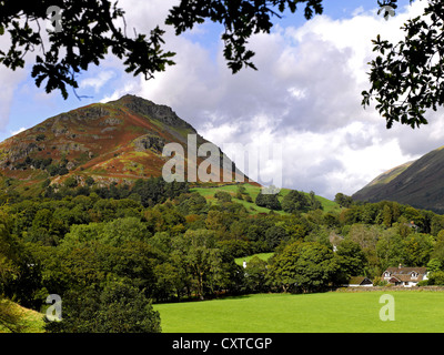 Helm Crag 'Löwe und Lamm' Fjälls und Felder in der Nähe von Grasmere Im Herbst Lake District National Park Cumbria England Vereinigtes Königreich Großbritannien GB Großbritannien Stockfoto