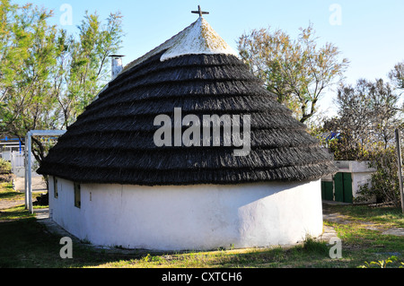 Traditionellen strohgedeckten Cabanes oder Haus, ein gedecktes einstöckiges Haus einmal von Cowboys in der Camargue, Provence, Südfrankreich, Frankreich Stockfoto