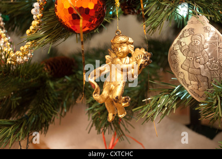 Nahaufnahme von Altgold Cherub spielen Harfe Weihnachtsdekoration an den Weihnachtsbaum hängen Stockfoto