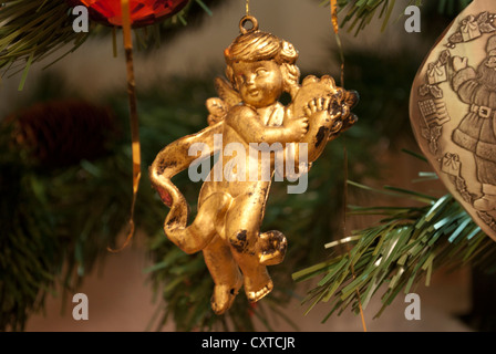 Nahaufnahme von Altgold Cherub spielen Harfe Weihnachtsdekoration an den Weihnachtsbaum hängen Stockfoto