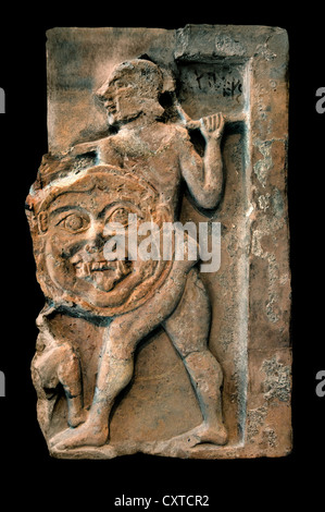 Griechische Terrakotta Relief: Achilles und gefallener Amazonas. 600 v. Chr. attische Architekturtafel mythologischer Held mit Speerhoplon apotropäischem Gorgoneion Stockfoto
