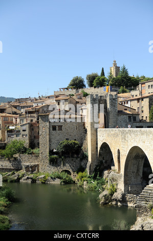 Besalú, Garrotxa, Girona, Katalonien, Spanien, romanische Brücke über den Fluss Fluvia Stockfoto