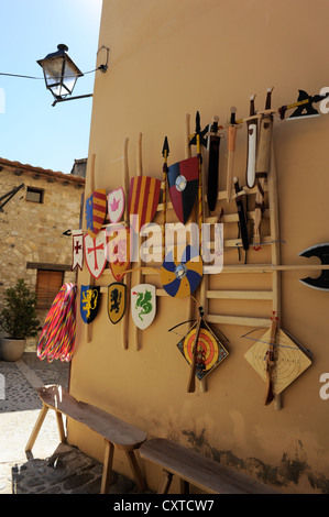 Hölzerne Waffen, einschließlich Schild, Schwert, Bogen und Pfeil, Speer und Dolch zu verkaufen in einem Souvenirladen in Besalú, Spanien Stockfoto