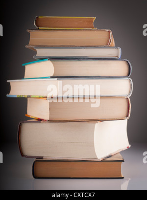 gestapelte Bücher Gruppe zu studieren und zu lesen Stockfoto