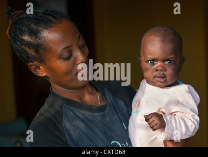 Mingi Baby gerettet In Omochild Stiftung, Jinka, Omo-Tal, Äthiopien Stockfoto