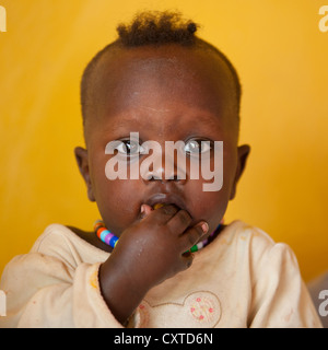 Mingi Baby gerettet In Omochild Stiftung, Jinka, Omo-Tal, Äthiopien Stockfoto