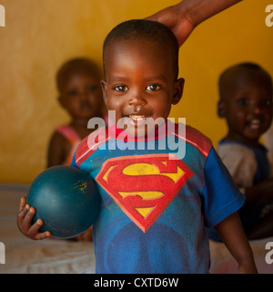 Mingi Baby gerettet In Omochild Stiftung, Jinka, Omo-Tal, Äthiopien Stockfoto