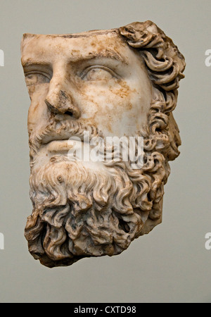Fragmentarisches Porträt des Ko-Kaisers Lucius Verus aus römischem Marmor, das während des mittelkaiserlichen Antonins im Metropolitan Museum of Art gemeißelt wurde Stockfoto