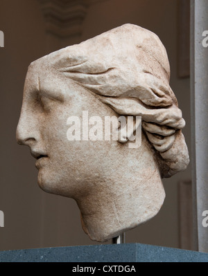 Griechischer kolossaler Marmorkopf der Göttin Athene, eine Seitenansicht der hellenistischen Skulptur 200 v. Chr., griechischer kolossaler Marmorkopf der Göttin Athene Stockfoto