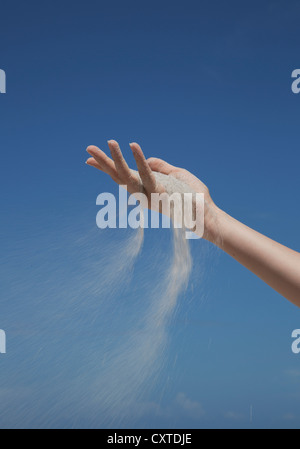 Nahaufnahme von Sand von Hand gießen Stockfoto