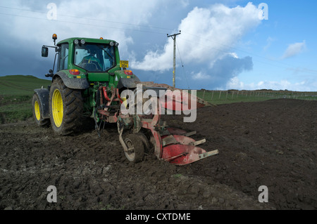 dh John Deere Traktoren UK Ziehen Pflug Pflügen Felder Ackerland Landwirtschaft schottland Ziehen Pflug Boden Stockfoto