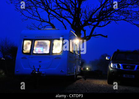 Caravaner Überwinterung in der Nacht bei minus null Grad, Januar 2012. Holgates alle Saison Caravan Park. Silverdale, Stockfoto