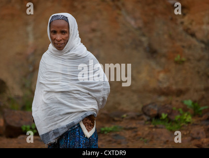 Porträt einer Frau In einem schlammigen Feld, Hossana, Omo-Tal, Äthiopien Stockfoto